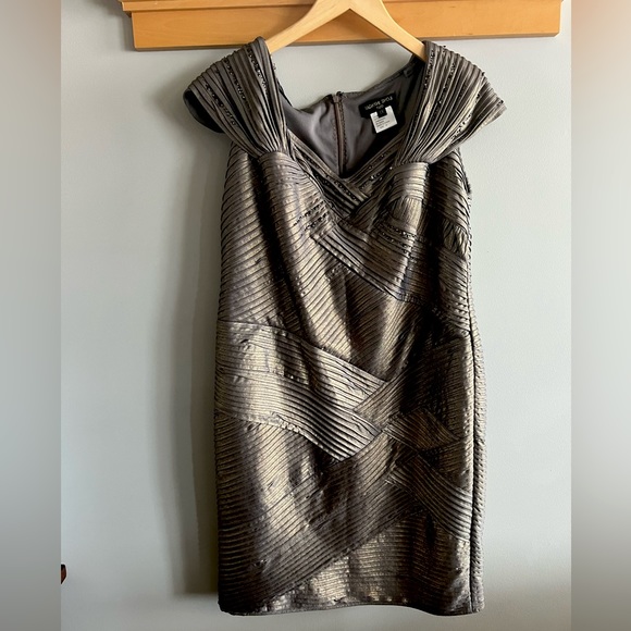 Tadashi Shoji Too | Pleated Sheath Cocktail Dress Plus Size 1X - Picture 2 of 6